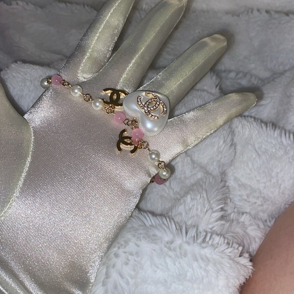 Chanel White Pearl Heart Bracelet 21B pre-owned - Picture 8 of 9